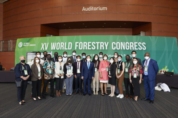 FAO Director-General QU Dongyu met with 15 members of the youth and young professional delegation attending the XV World Forestry Congress (WFC) in Seoul to share his support for their action in the forestry sector (CREDIT: FAO flickr)